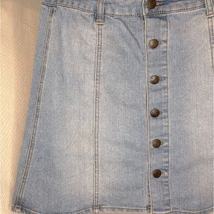 button denim skirt